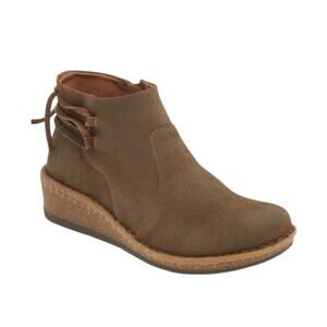 NWOT Born Viana Leather Wedge Taupe Distressed Booties – 8M